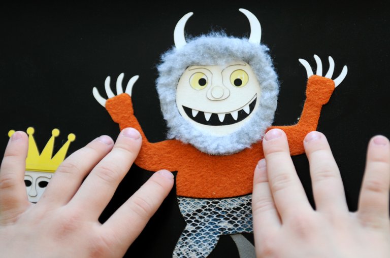 Barnehender kjenner på et troll