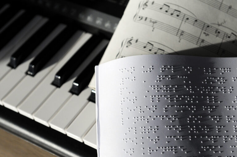 Notar i punktskrift, visuelle notar og piano