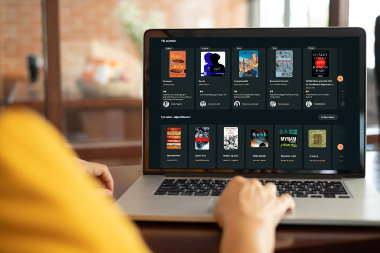 Tibi.no på en laptop med ryggen til en