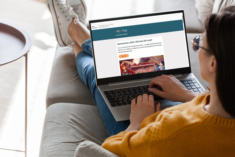 Kvinne leser nyhetsbrev fra Tibi på laptop