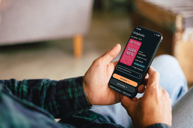 Hånd holder mobil med Tibi-appen